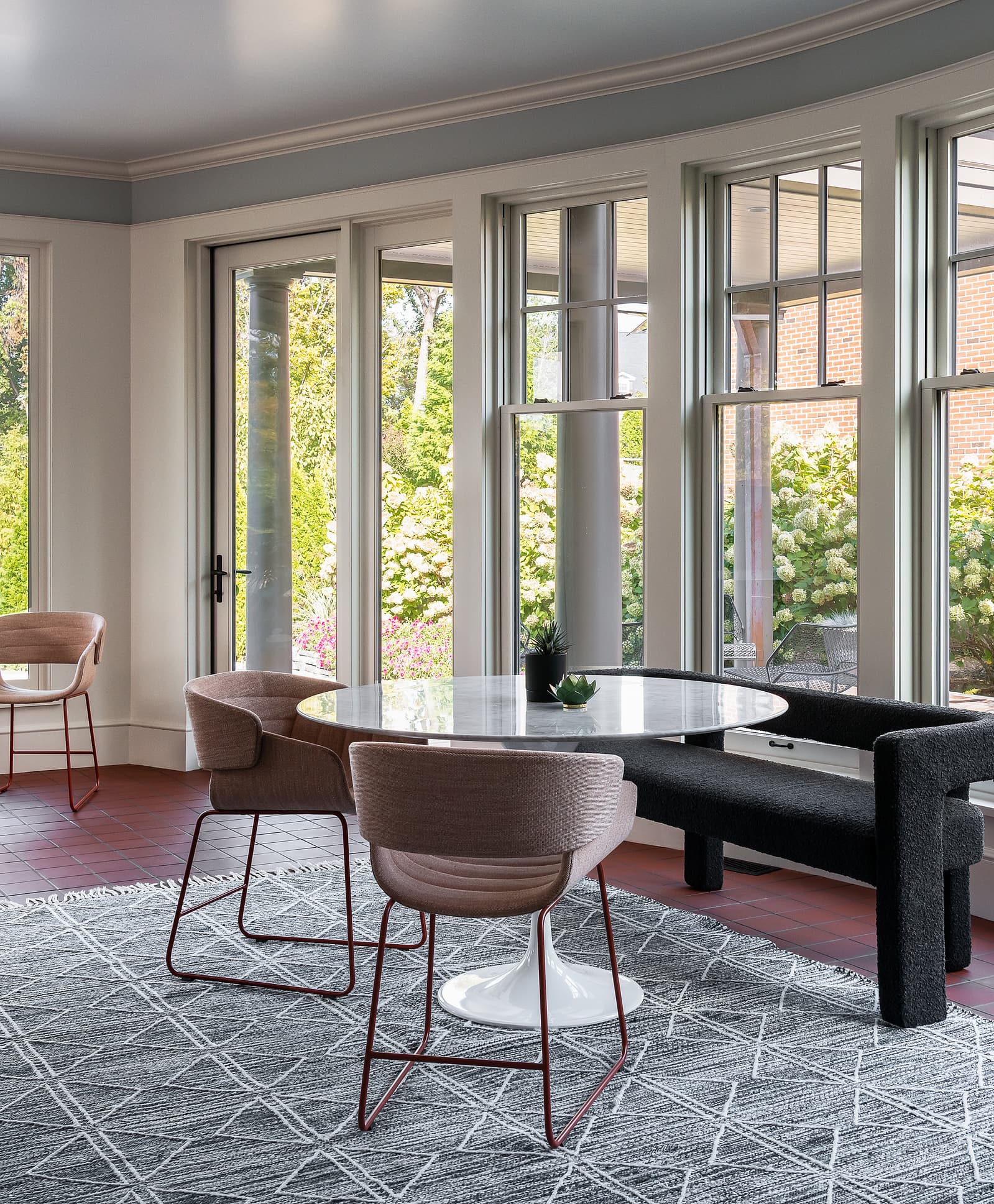 Curved windows highlighted in the photo.